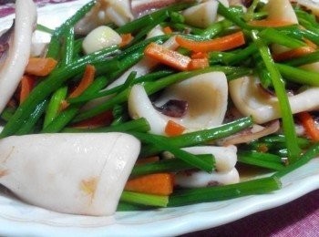 step1: 先把透抽洗淨並切；韭菜洗淨並切段；胡蘿蔔削皮切絲；敲蒜頭，全部<span class="group_1">食材</span>備用，【澎湖野生水產的產品皆通過政府檢驗及SGS認證，讓大家吃得更安心， 更是五星級飯店主廚指定<span class="group_1">食材</span>，讓大家有實惠價格輕鬆吃到頂級<span class="group_1">食材</span>。 】