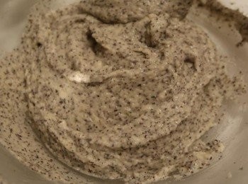 step3: 將打發蛋白分次加入步驟1的粉中，拌至麵糊呈現半流動狀即可。
