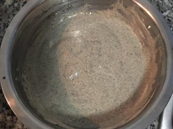 step10: 再取1/3的<span class="group_3">蛋白霜</span>混入芝麻<span class="group_2">蛋黃糊</span>中，輕拌均勻。