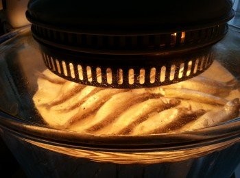 step4: 光波爐預熱200度,用高架,將魚先波10分鐘,反轉再波6-8分鐘(或用平底鑊煎香)