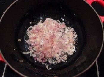 step5: 加入一匙自製豬油或沙拉油熱鍋後,將紅蔥頭爆香。