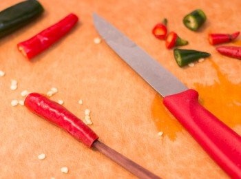 step1: 把辣椒洗淨印乾，切去頭尾，以尖頭筷子插入去除辣椒籽。