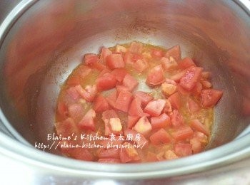 step3: 煲內加少許油燒熱 , 下蕃茄粒炒至出茄油