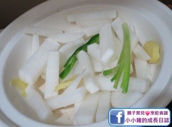 step3: 然後加入白蘿蔔條炒一陣~