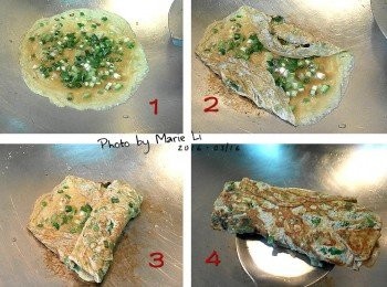 step1: 青蔥洗淨後切成蔥末
把雞蛋打進大碗中加入蔥末和少許清醬油 (作色用) 拌勻

溫火起鍋，加入少許沙拉油
待鍋中溫度稍微升高，先倒入一半的蛋液
提起鍋子輕輕轉動，讓蛋液在鍋中漸漸擴散成一片
稍微等蛋完全凝固後，如圖二先將兩邊小心翻起
再如圖三小心翼翼地從一端把蛋捲起來
蛋捲的正反兩面再稍微煎一下就完成了