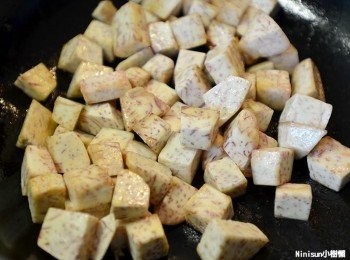 step2: 小火煎芋頭塊 稍微煎至金黃色