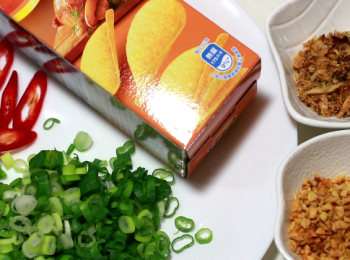 step2: 半包洋芋片先挰碎。這是快炒菜, 最好先準確好材料, 才不會手忙脚亂。