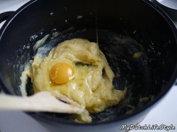 step2: 依序將麵粉、香草糖加入不停地攪拌，關火，加入兩顆蛋，依舊不停地攪拌直到完全混合與平滑。