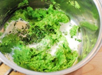 step16: 淋上鮮奶油與薄荷葉，一同攪拌均勻，以鹽及胡椒調味，與牛肉派一同食用