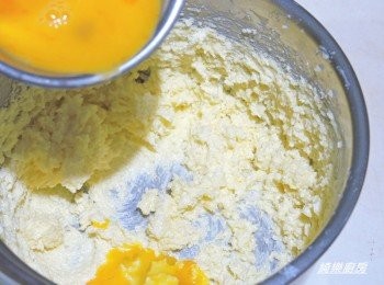 step3: 打散的雞蛋分2-3次加入攪拌均勻