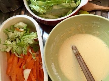 step1: 蔬菜洗淨切絲，菇抹淨切片備用，