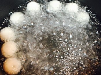 step1: 湯圓放在沸水中煮至浮面，撈起備用。