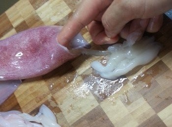 step1: 買鮮魷時要通知檔主是用作釀材料,不要切開肚部份,回家後抽出肚內的雜物