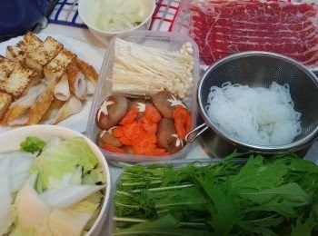 step1: 蒟蒻絲以大火煮3分鐘,撈出泡冷水,瀝乾備用。