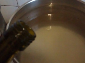 step1: 大米洗乾淨，放入鍋裡，加入水。水裡加入少許食用油，可以讓米煮的更開更爛。