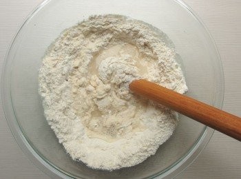 step2: 將所有材料(果乾及堅果除外)都放入盆中,加入冷水用手或桿麵棍混合均勻成一糰狀(冷水可保留30cc,視麵糰吸水性調整添加,麵糰只要不會水水的但又濕潤的程度即可)。