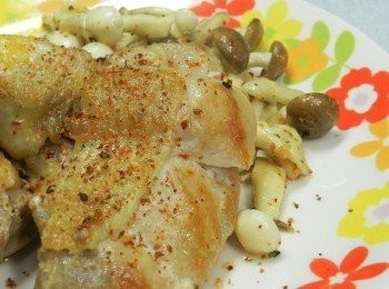 step4: 最後在雞腿排上再撒上七味粉，就可以上菜囉~