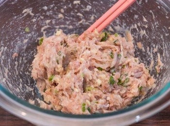 step3: 免治豬肉﹑蝦肉﹑紅蔥頭﹑蔥﹑薑﹑蒜頭和<span class="group_2">調味料</span>拌勻，用筷子打圈攪拌至起膠，用手取起撻到碗中，重覆約十次。