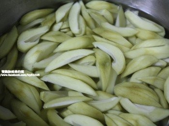 step10: 就會變成黃色的芒果青，如果還是很澀的苦味，可以稍微
浸泡水久一點，去除掉苦澀味後再裝瓶。