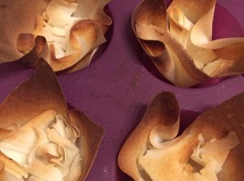 step4: 烤箱先預熱200度15分鐘，春卷杯放進烤箱200度烘焗10分鐘至金黃香脆，