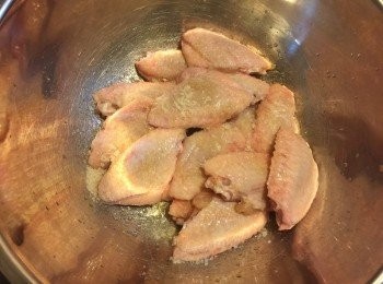 step1: 用調味料醃<a href="https://bit.ly/3zHU5V3" target="_blank" data-keyword="雞翼" class="guide-link"><strong>雞翼</strong></a> <span style="display:inline-block;vertical-align:middle;margin-top:-3px;color:initial;border-radius:3px;padding:2px 3px;font-size:12px;line-height:14px;background:#87d300;color:#fff;">即買</span> 3小時；