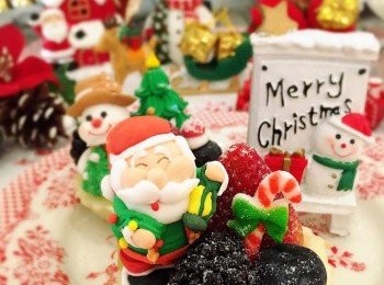 step8: 最後隨意係酥餅上, 放上自己喜歡既生果同糖果裝飾, 灑上防潮糖霜便可以了