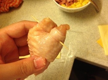 step7: 用牙簽串起封口位，預熱焗爐200度