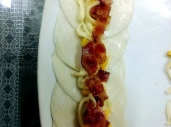 step3: 水餃皮半重疊鋪平~放入培根~乳酪絲~玉米粒~