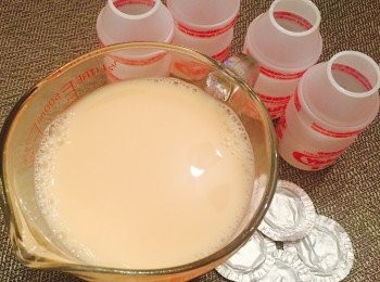 step2: 將益力多倒出（如需要可將空瓶和錫紙蓋留用）。