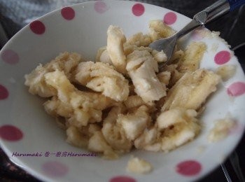 step2: 超熟香蕉用叉壓成蓉加雲呢嗱香油拌勻