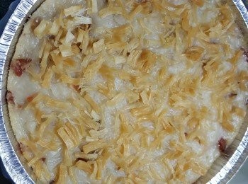 step19: 蒸好後如用竹籤插入取出,竹籤沒有沾上未熟粉漿,粉漿不是白色即可,蘿蔔糕要完全灘凍才可蓋上蓋放入雪櫃,否則有倒汗水流入糕內會易變壞.
(蘿蔔糕最好雪過待硬身才切一片片煎,才不會易散)