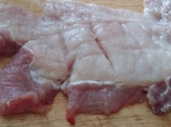 step1: 豬排用刀背喙幾下,香茅拍扁斜切加入<span class="group_2">醃料</span>內一齊醃豬排。