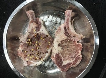 step2: 將海鹽，黑胡椒碎均勻塗抹豬鞍
放上牛油及百里香，用真空機密封豬鞍並放入雪櫃醃最少1小時