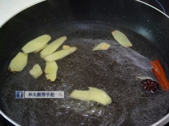 step1: 牛腱洗淨，用刀去筋、筋膜和脂肪。
鍋內燒熱1湯匙油，把桂皮、八角和薑片爆香後，加3杯水煮滾。