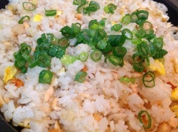 step2: 冷飯拌炒均勻後，下蔥花