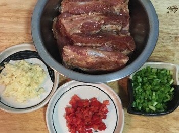 step1: 排骨洗淨瀝乾，用醃料抓勻備用。蒜切末；蔥切花；辣椒去籽切小丁。
醃排骨主要是有點味道就好，醬油不需要多喔～