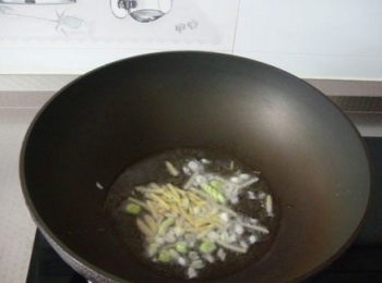 step4: 鍋中放油，油熱後，放入薑絲和蔥末爆香