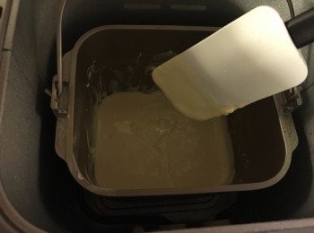 step4: 完成後, 用手把葉片拿出 (是因為之後焗的時候不想底部有個大孔), 然後用膠刮輕輕清理桶邊的粉