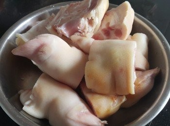 step2: 豬腳，先用 2 片薑出水滾約 20 分鐘去腥，及隔去水份