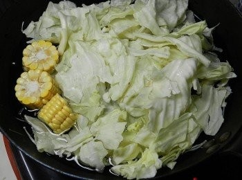 step3: 鍋裡先加2000c.c.的水，先放高麗菜與玉米煮
