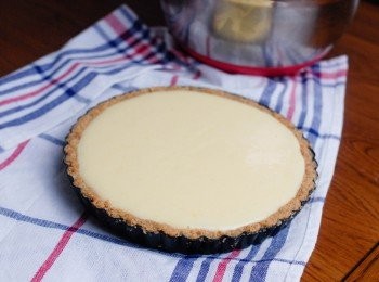 step6: 然後將檸檬凝乳倒入撻皮內，放入雪櫃最少三小時即成～