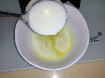 step3: 在碗中放入一湯匙薑汁，然後把煮好的鮮奶倒撞至碗中。