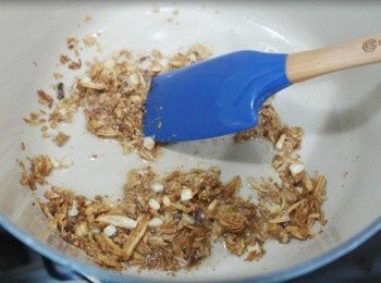 step1: **先將香菇洗淨泡軟去蒂切丁備用!! 首先在鍋中倒入2大匙油~~ 熱油之後將蒜末和紅蔥末爆香炒至微焦黃色!!