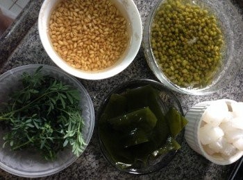 step1: 先將綠豆及麥米，海帶，用水浸泡準備材料