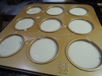 step6: 再舀入麵糊約八分滿，烤箱180度預熱10分鐘，180度烤20~25分即可(可用竹籤插入蛋糕內，如果不沾就可以囉)