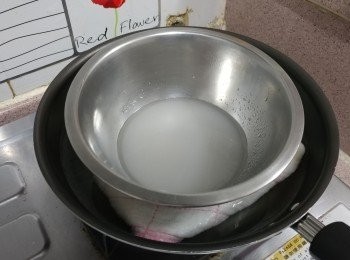 step1: 砂糖加熱水放金屬盤內攪勻， 坐熱水加熱至糖溶化，待涼備用。