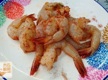 step3: 蝦印乾水份，用醃料(鹽、胡椒粉、糖、紅椒粉) 醃15分鐘