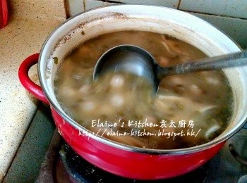 step8: 1小時後加入片糖慢慢拌勻至糖開始溶 , 轉用中火煮至片糖完全溶掉