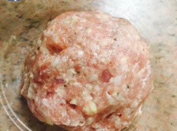 step1: 蒜頭和乾葱切碎，加入免治豬肉、鹽、黑椒、紅椒粉和水拌匀。用手拿起豬肉往碗中輕摔三下至略起膠，搓成球狀放入雪櫃雪約半小時。