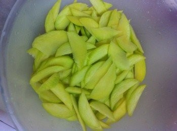 step1: 生芒果去皮洗淨，切片待用。